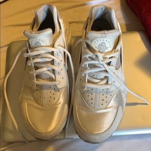 Nike HUARACHES ! Minor wear . Super cute